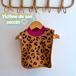 bavoir à enfiler léopard camel