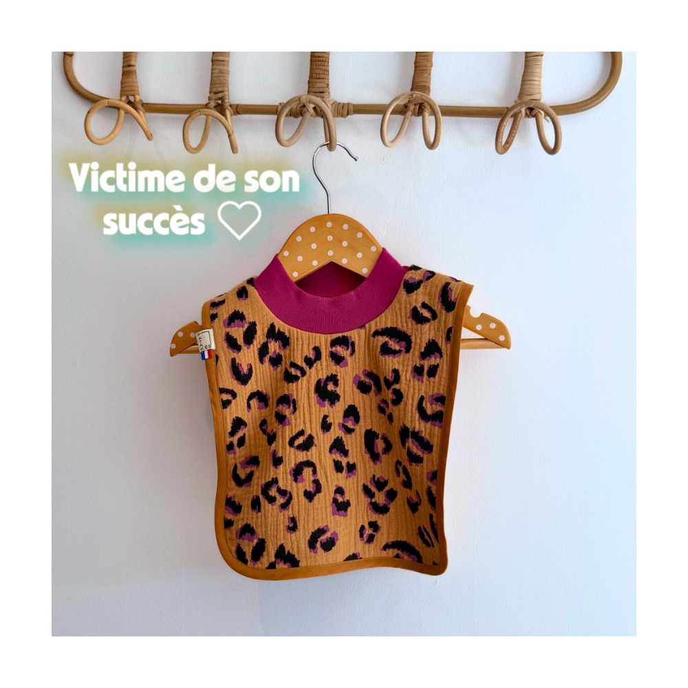 bavoir à enfiler léopard camel